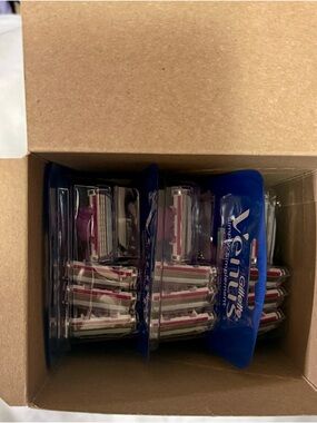 Gillette Venus Simply 3 Disposible Razor- 4-pack. 12 count.